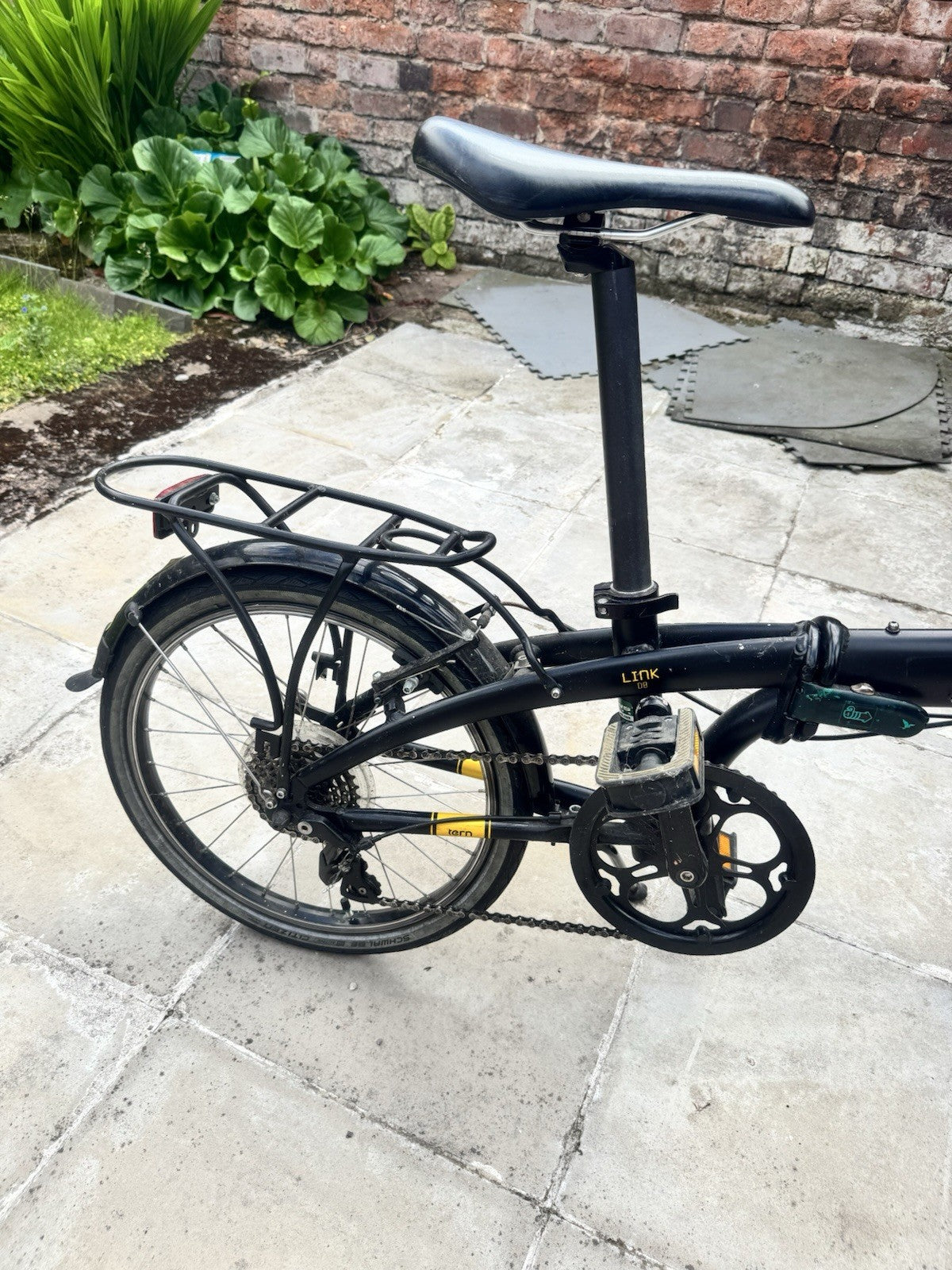 Tern Link D8 Folding Bike – 20” Wheels – 8 Speed – Rear Rack & Mudguards
