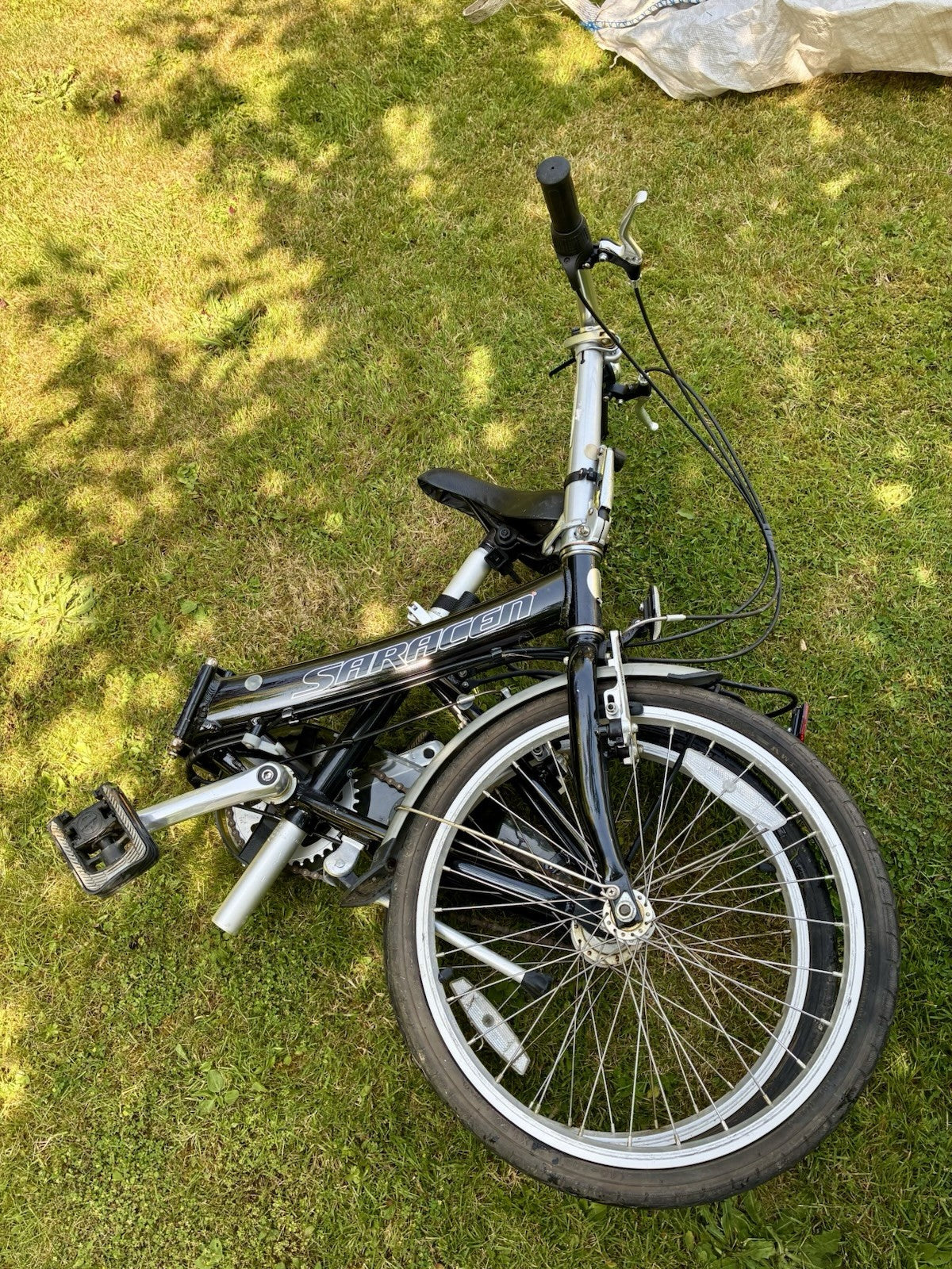 Saracen Compact Folding Bike 20in 3 Speed Black/Silver Rack Mudguards V-Brake