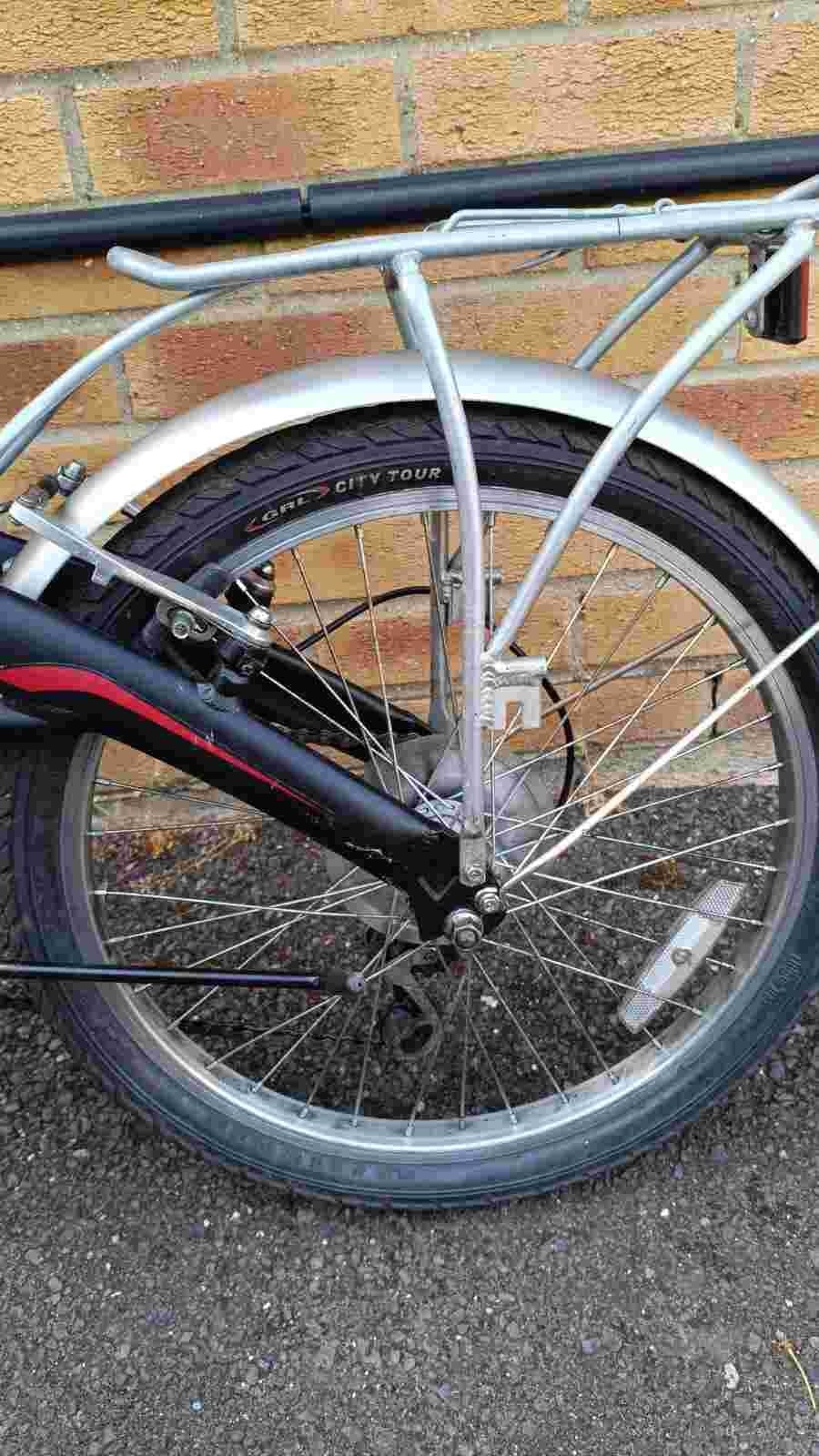 Aluminium Ammaco Pakka Lite folding bike in good condition with a comfort saddle