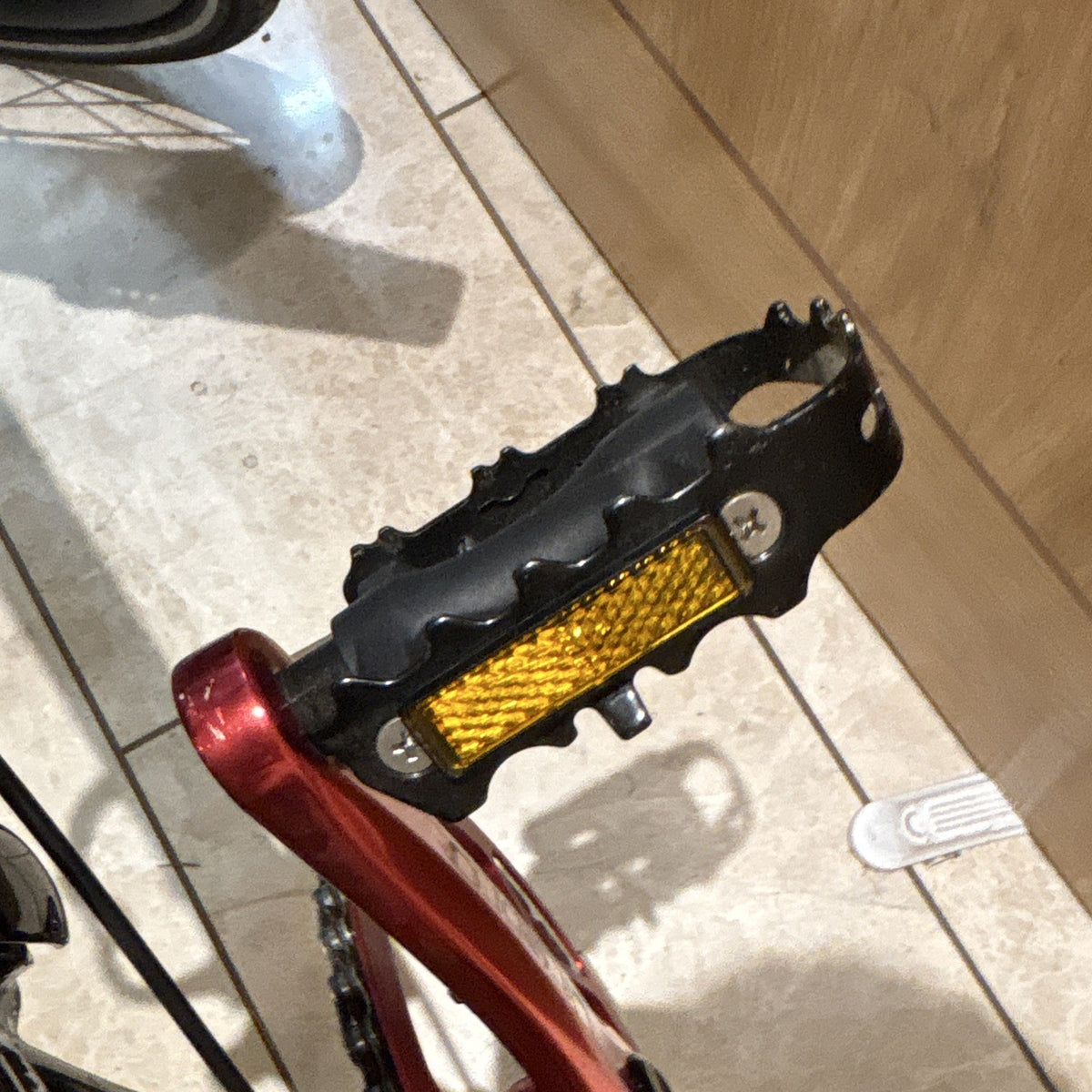 Dahon D8 20in Folding Bike 8-Speed Mechanical Disc, Mudguards, Black/Red