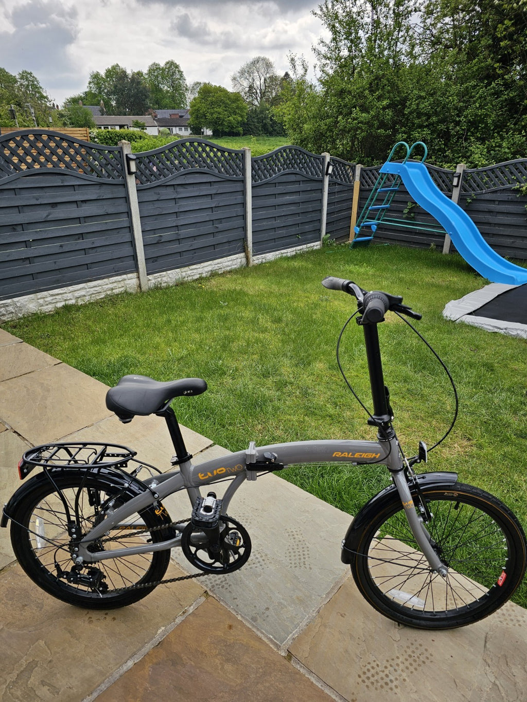 Raleigh Two Two Folding Bike 20" Aluminium Frame, 7-Speed Rear Rack Stand