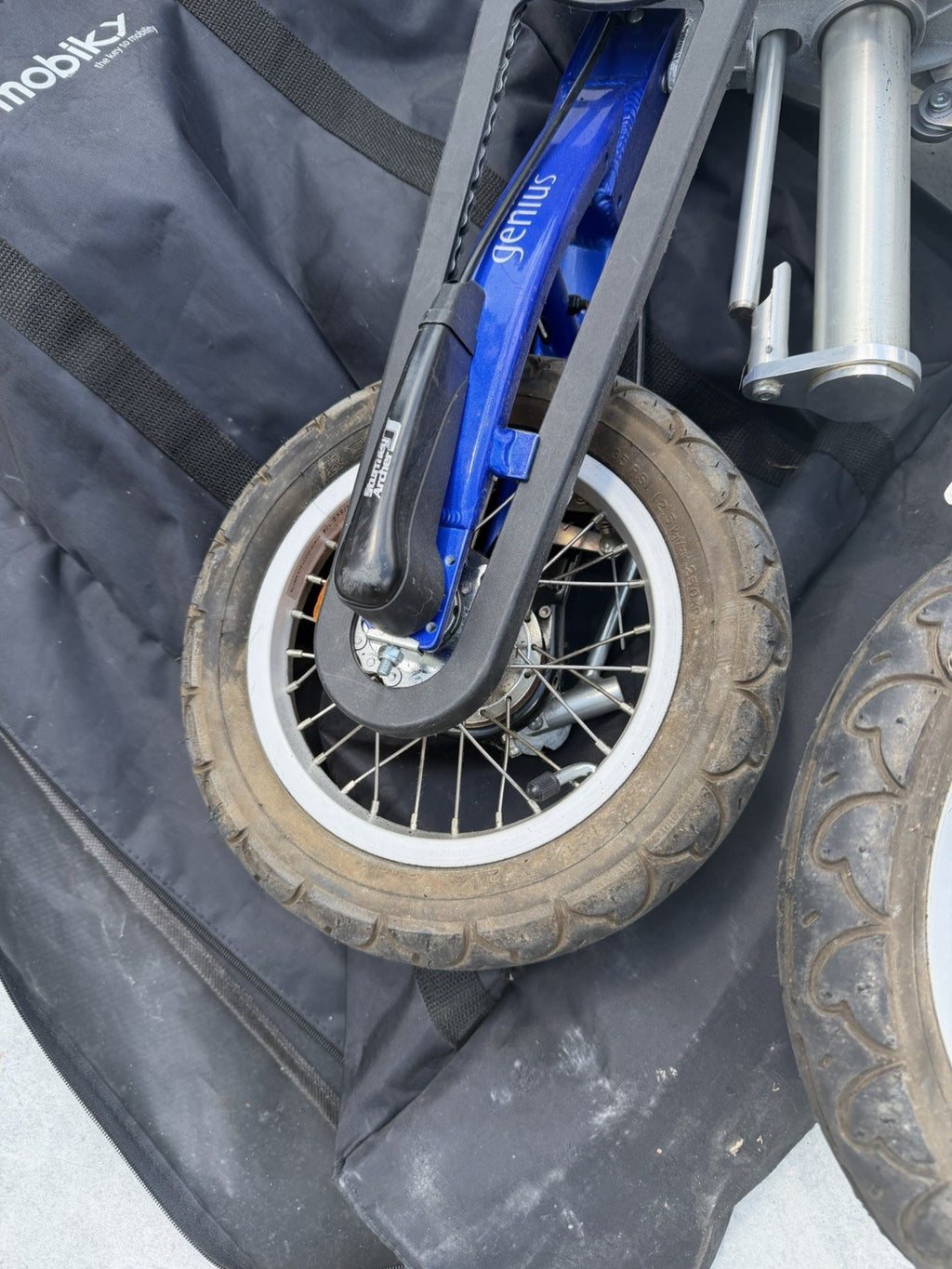 MOBIKY GENIUS FOLDING BIKE WITH BAG , DISC BRAKES