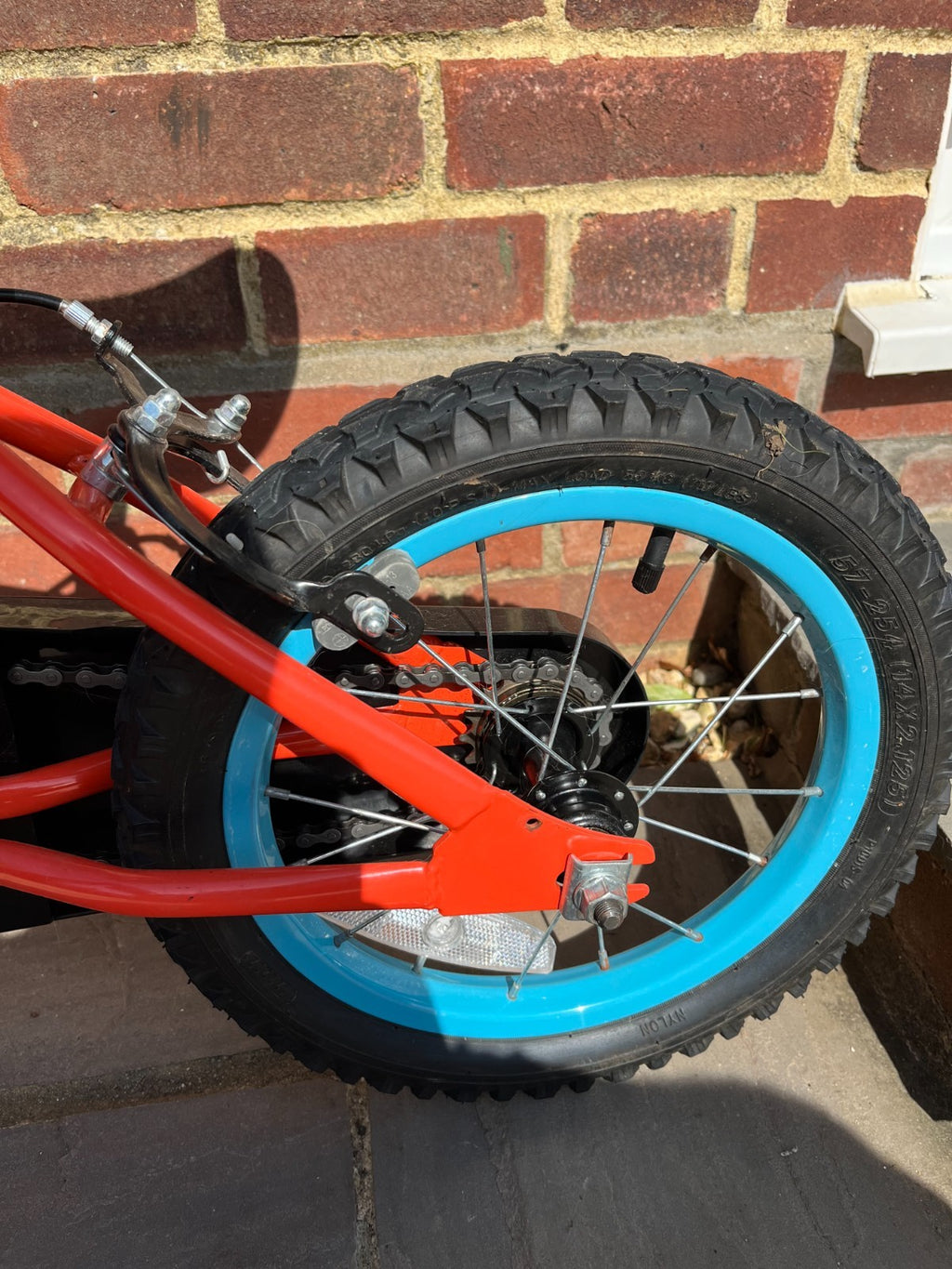 Apollo Claws 14" bike. Clean condition + folding stabilisers!