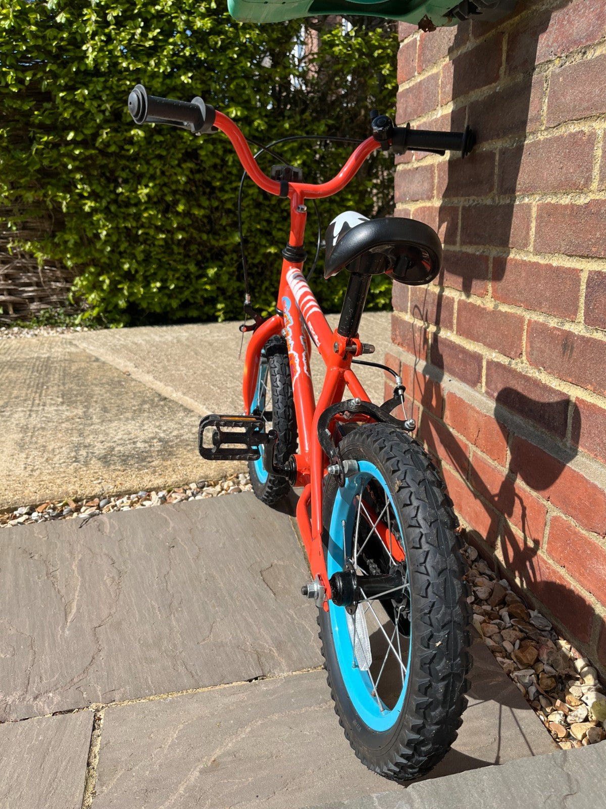 Apollo Claws 14" bike. Clean condition + folding stabilisers!
