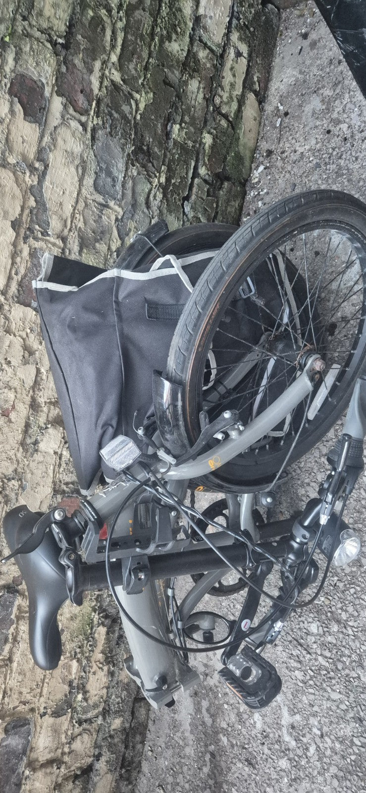 Raleigh Evo 2 is a folding bike featuring 7-speed Shimano gears and a grey frame