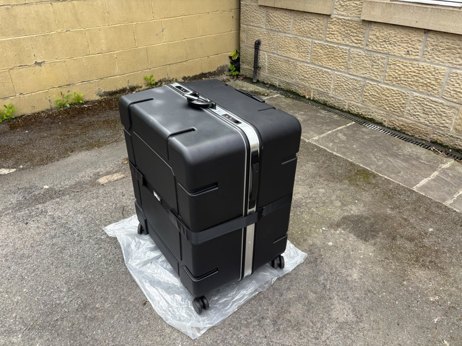 AMAZING BROMPTON B&W GARAGE/BIKE CASE WITH EXTRA SPACE FOR LUGGAGE