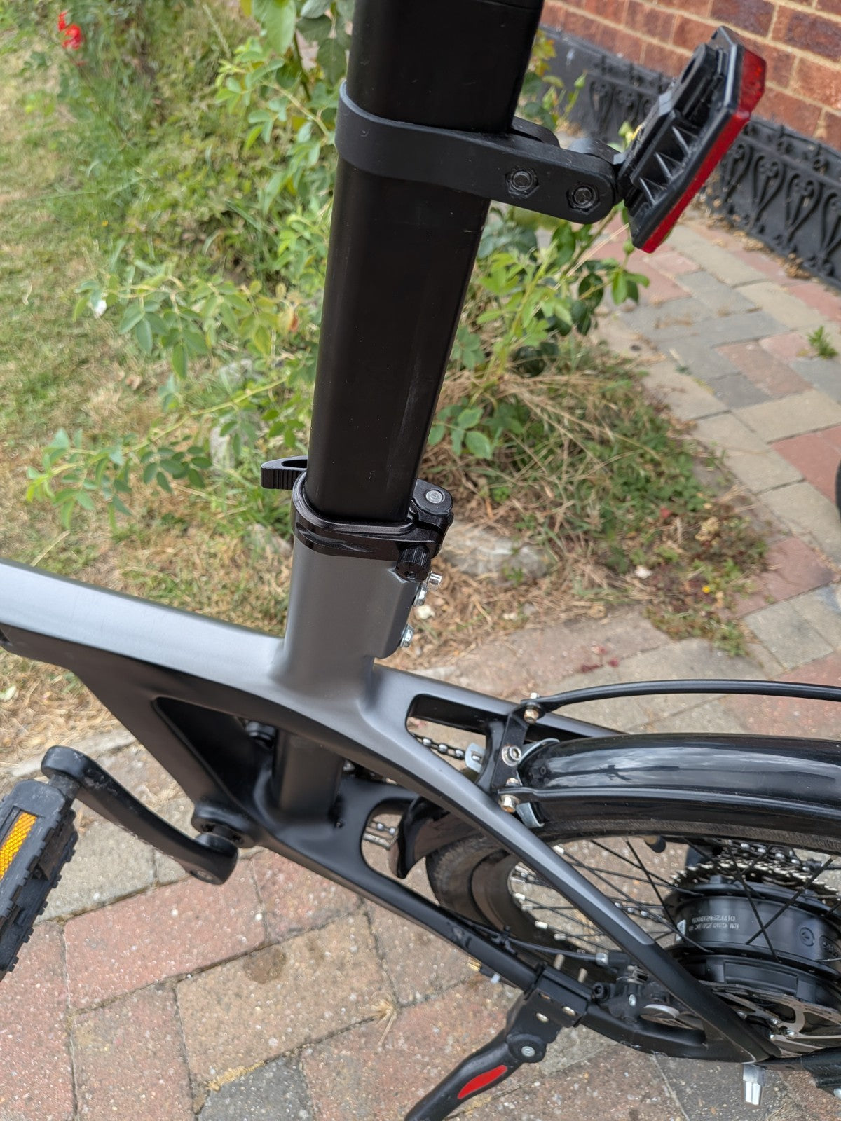 FURO Systems Folding Bike 20in 9-Speed Hydraulic Disc Brakes Rack Grey/Black