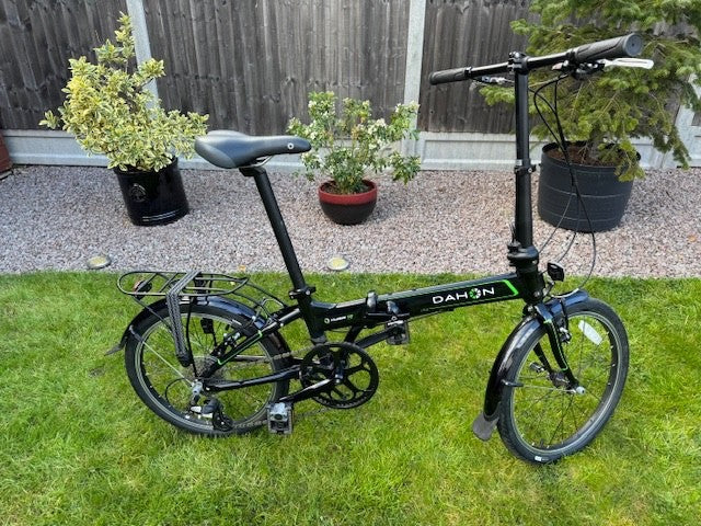 Dahon D8 Vitesse folding bicycle, black in colour.