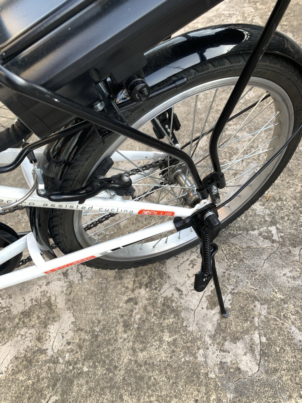 B'Twin Hoptown 7 20in Folding Bike 7-Speed White Rack Mudguards Kickstand