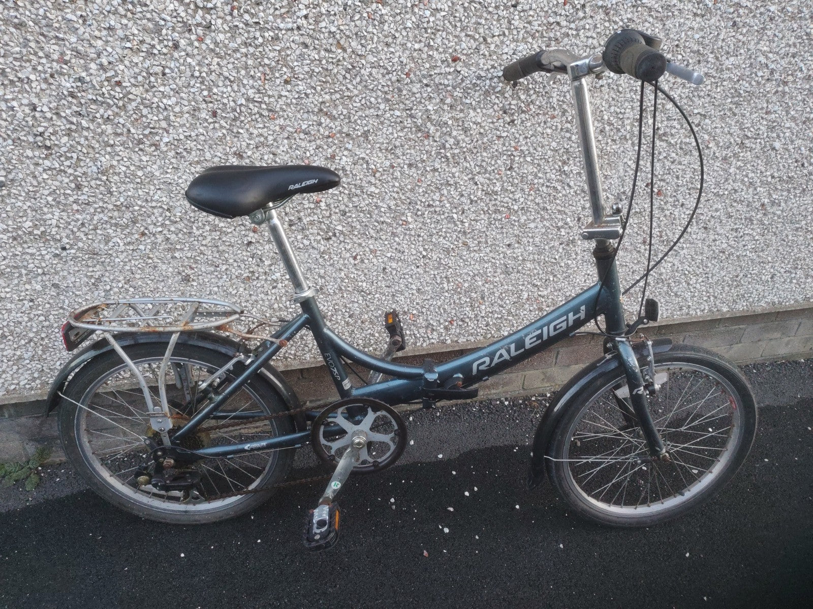 Raleigh EVO 7SP Folding Bike, Aluminum Frame, 20" Wheels, 7 Speed with Revo Grip