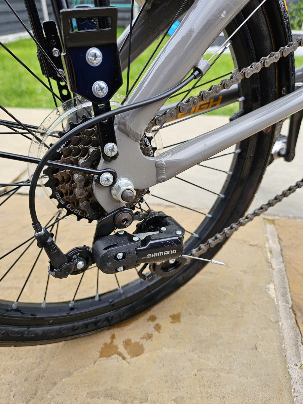 Raleigh Two Two Folding Bike 20" Aluminium Frame, 7-Speed Rear Rack Stand