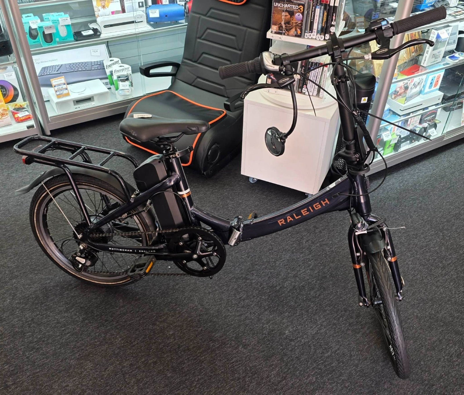 Raleigh Stow-E-Way Folding 7-Speed 20" Wheel - Charger