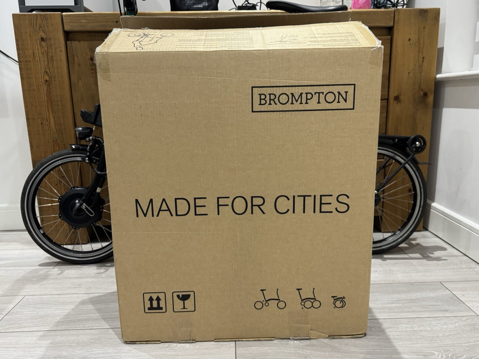 Brompton Electric P line 4 Speed Emerald Lacquer, 50 Miles, Quad Lock, City bag