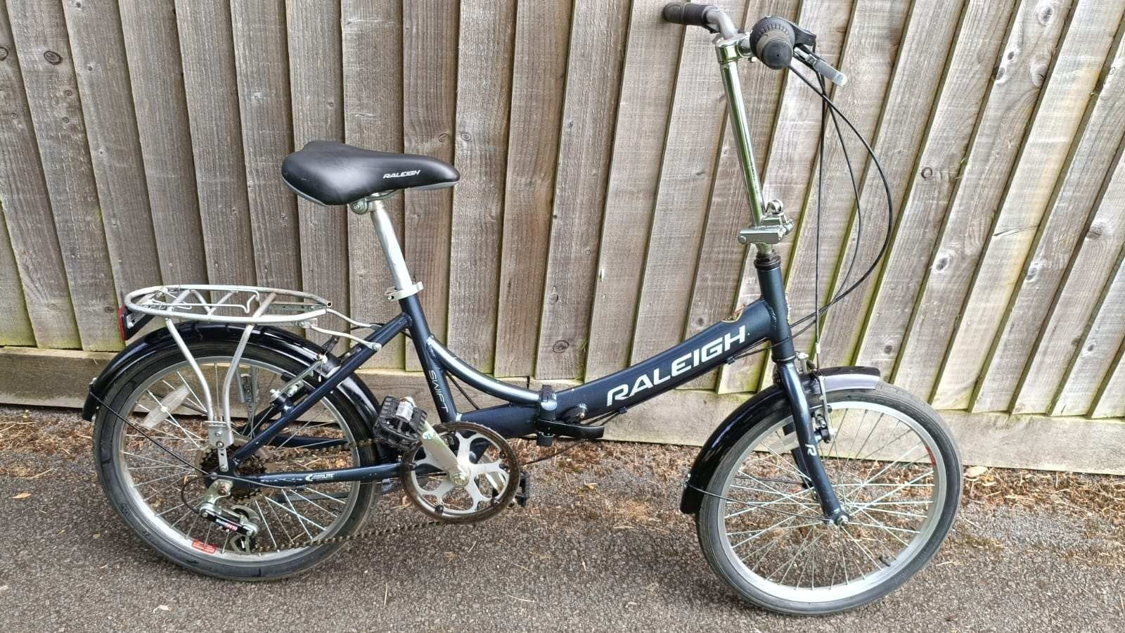 Lightweight Aluminium Raleigh Swift Folding Bike is in good condition