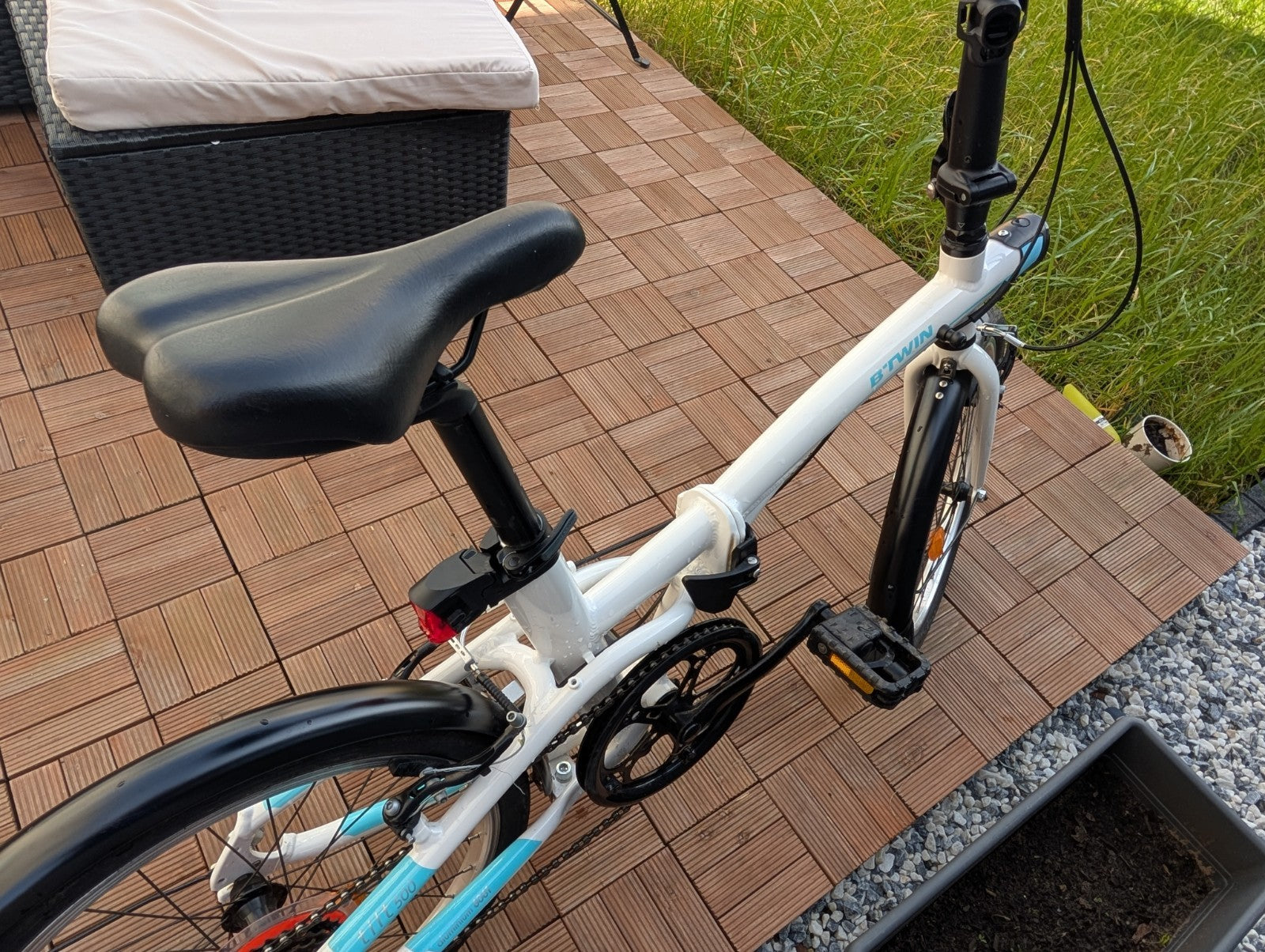 Decathlon B’TWIN Tilt 500 Folding Bike – White & Blue – Great Condition