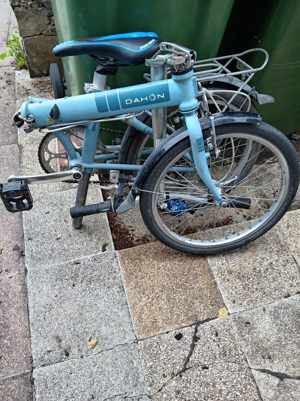 Dahon Speed D7 Folding Bike 7-Speed with u-lock, pannier bag, lights, bell