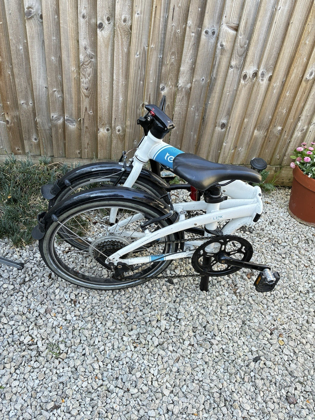 Tern Link D8 Aluminium Folding Bike With Pump. Lightweight And Compact.
