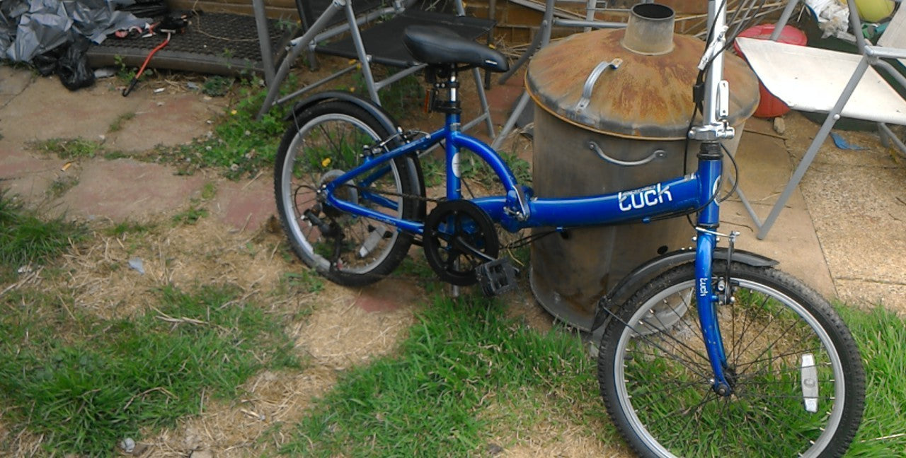 APOLLO TUCK FOLDING BIKE ADULTS IN BLUE NEEDS A LITTLE ATTENTION.