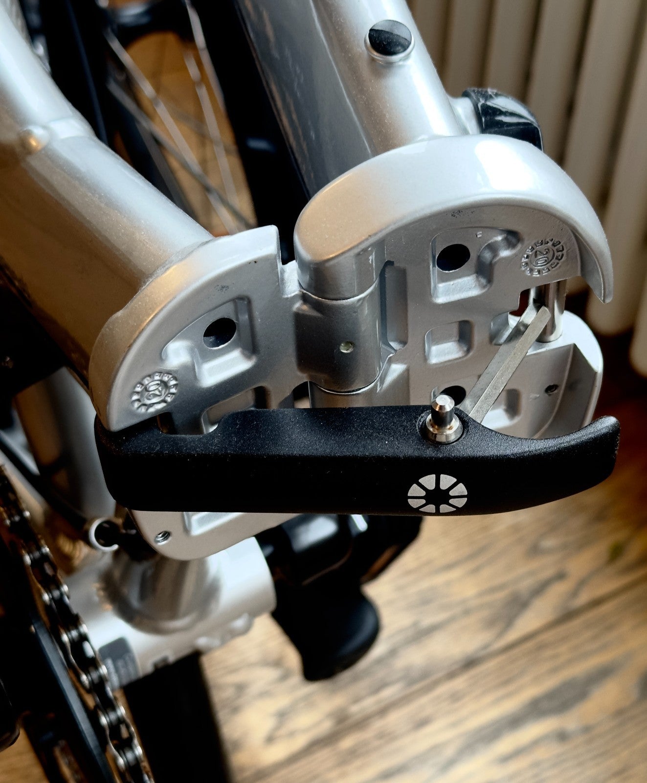 DAHON MARINER D8 FOLDING BIKE NEARLY NEW - SILVER
