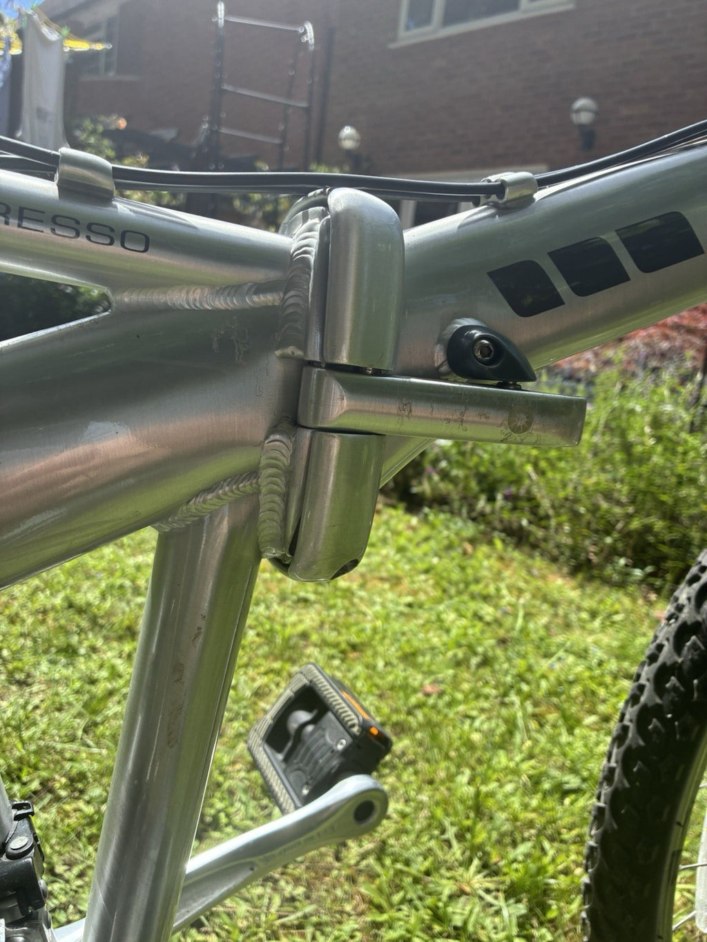 Dahon Espresso Full Sized Folding Bike - 26 inch wheels, medium frame