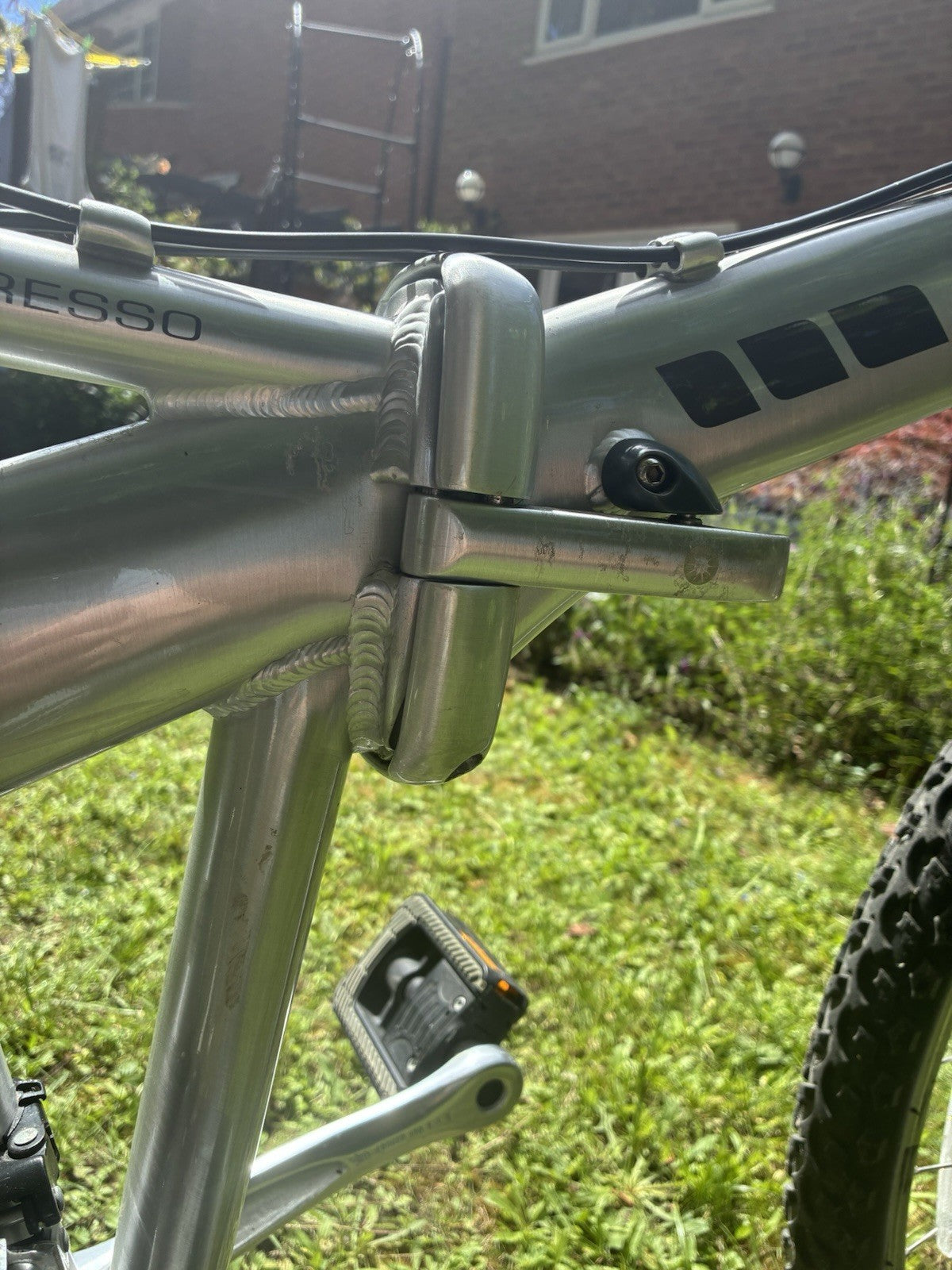 Dahon Espresso Full Sized Folding Bike - 26 inch wheels, medium frame