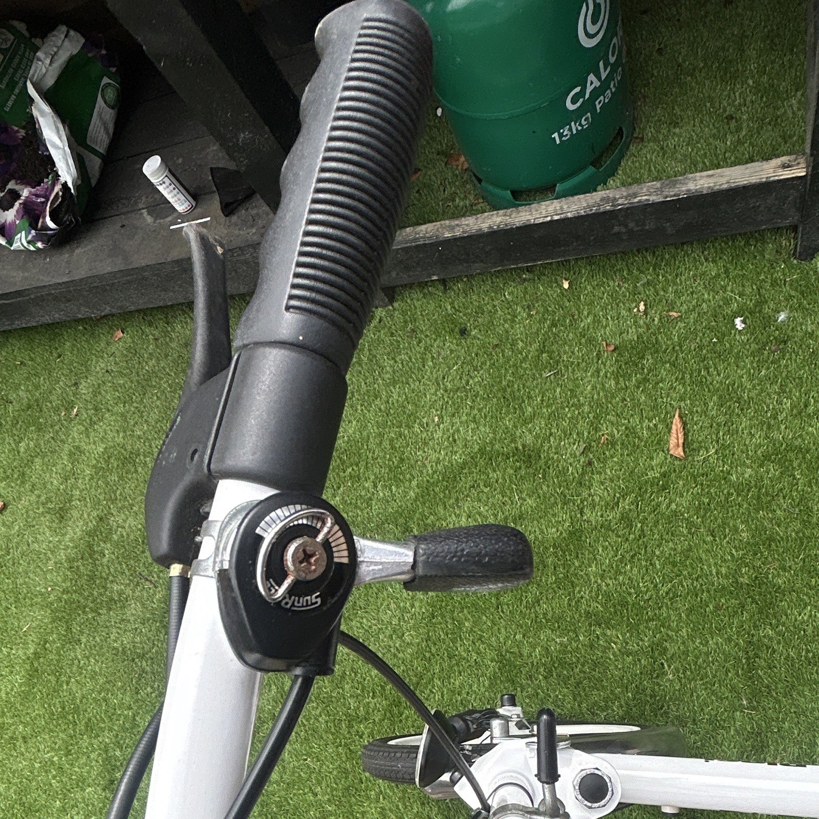 Di Blasi White Folding Bike 20in Wheels with Rear Rack & Carry Bag