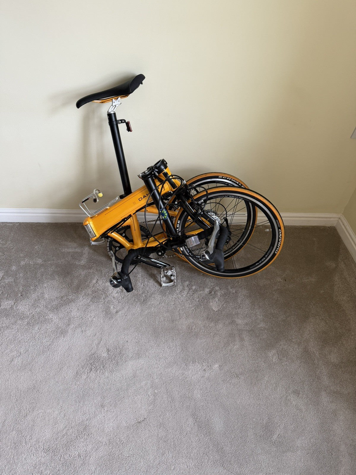 DAHON SPEED PRO TT FOLDING BIKE. HARDLY USED AS SHOWN.