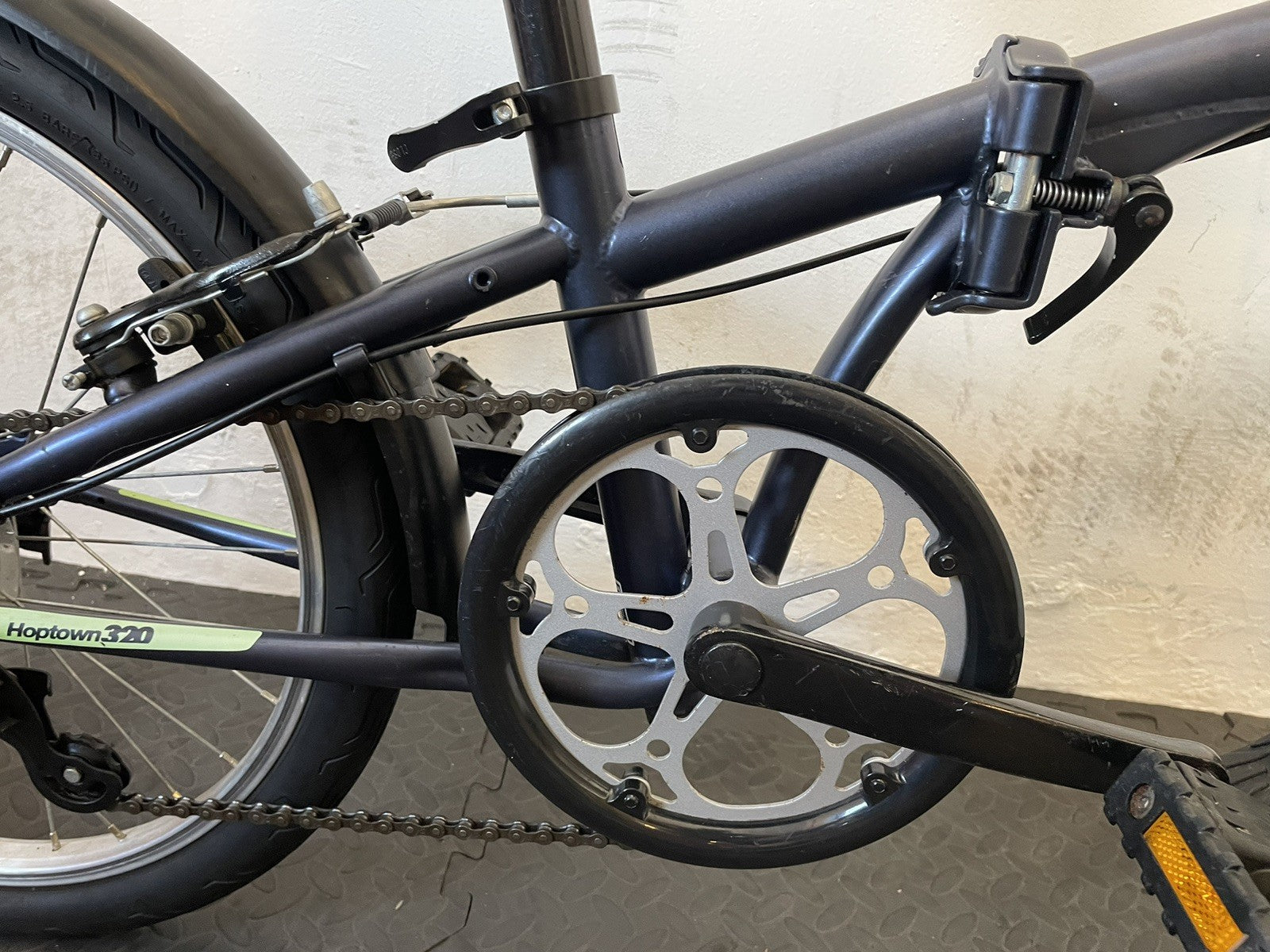 B Twin Tilt 120 Folding Bike 20 Inch Wheels. 6 Speed Matt Navy And Neon.