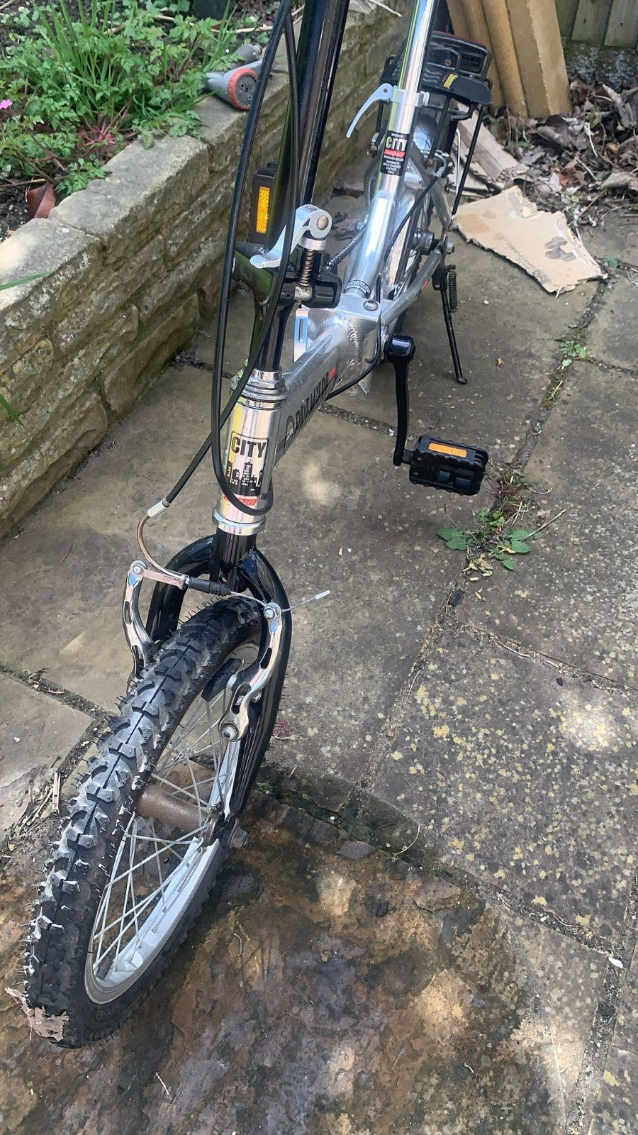 This Premiere alloy connector folding bicycle is a practical city commuter featu