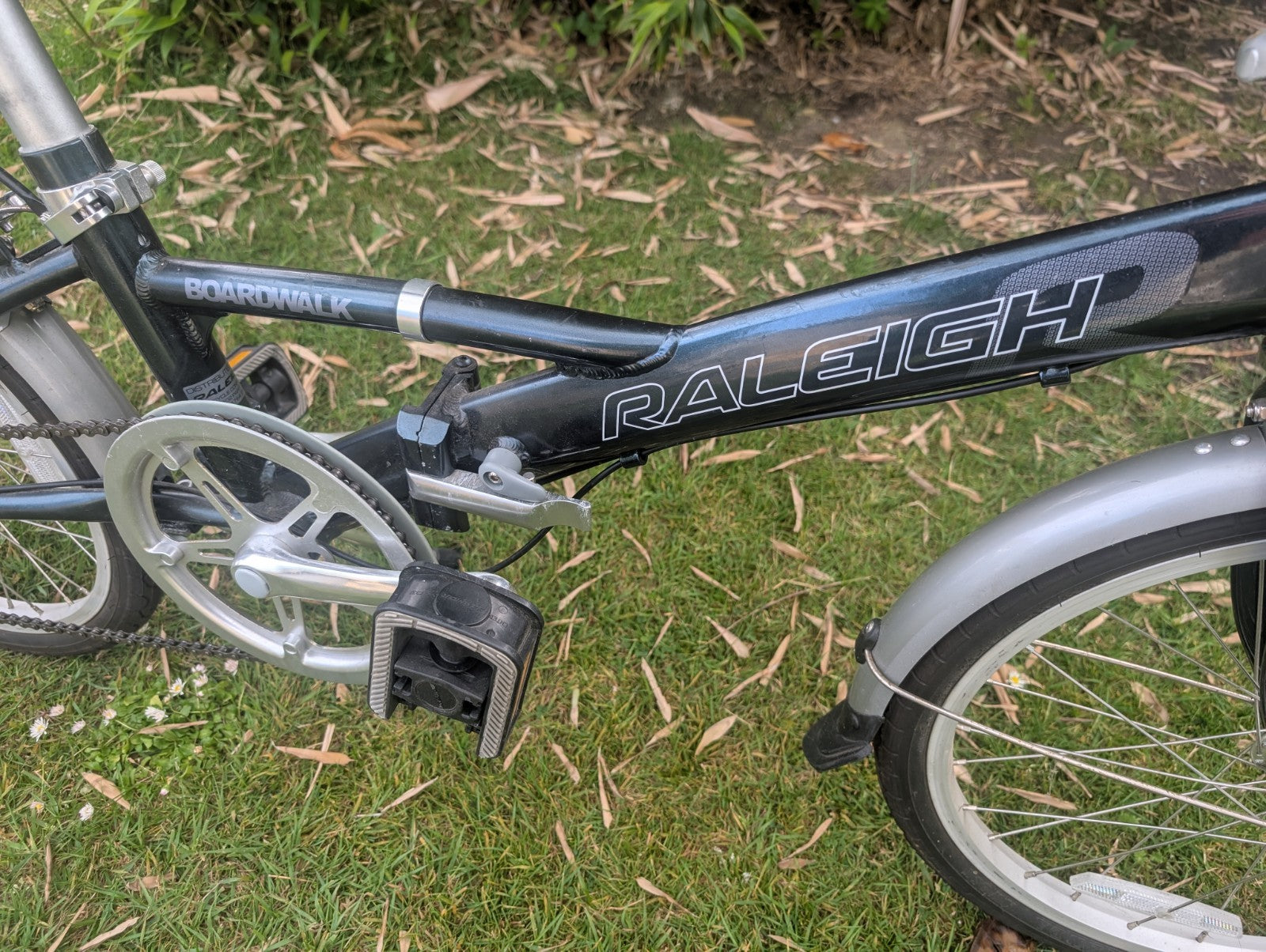 Raleigh Boardwalk Alloy Folding bike,6 spd,20" Shimano gears commuter bicycle