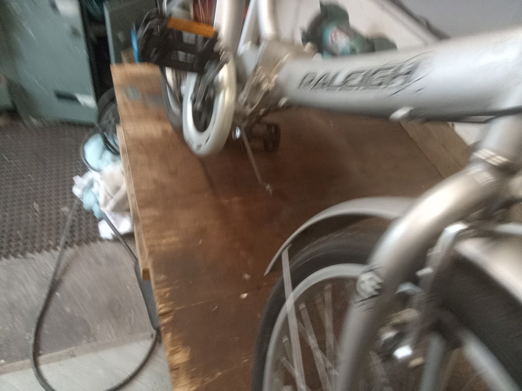 RALEIGH ECLIPSE ADULT FOLDING BICYCLE - 6 SPEED REVOSHIFT GEARS.