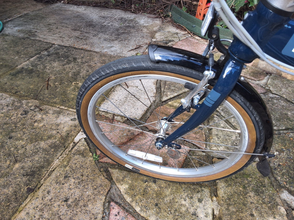 Pair of Dahon Vitesse D7  Aluminium Folding Bikes 7 Speed with Carry bags