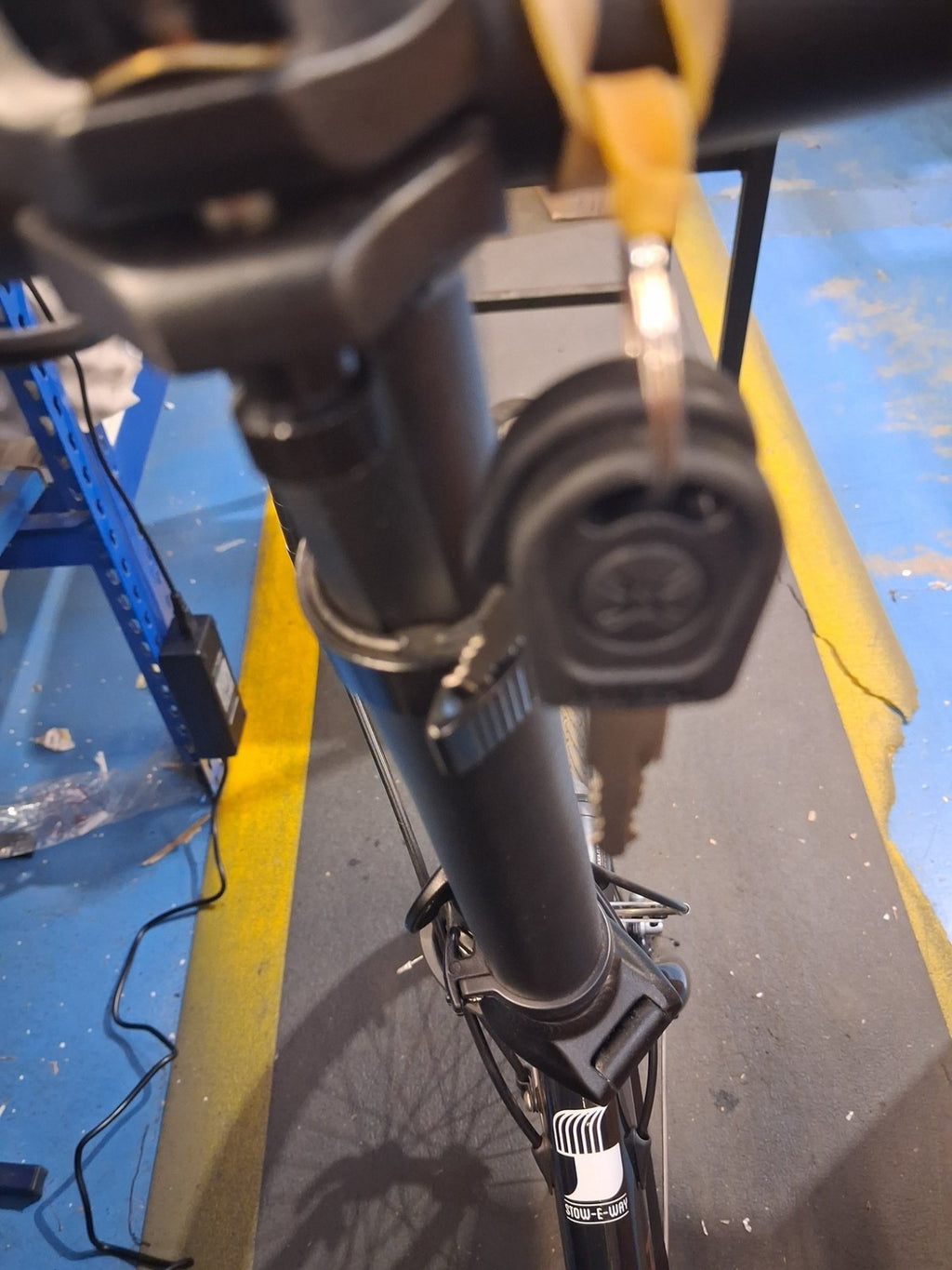 Raleigh Stow--E--Way Compact 8-Speed Folding Bike - Grey (Scratched Frame)