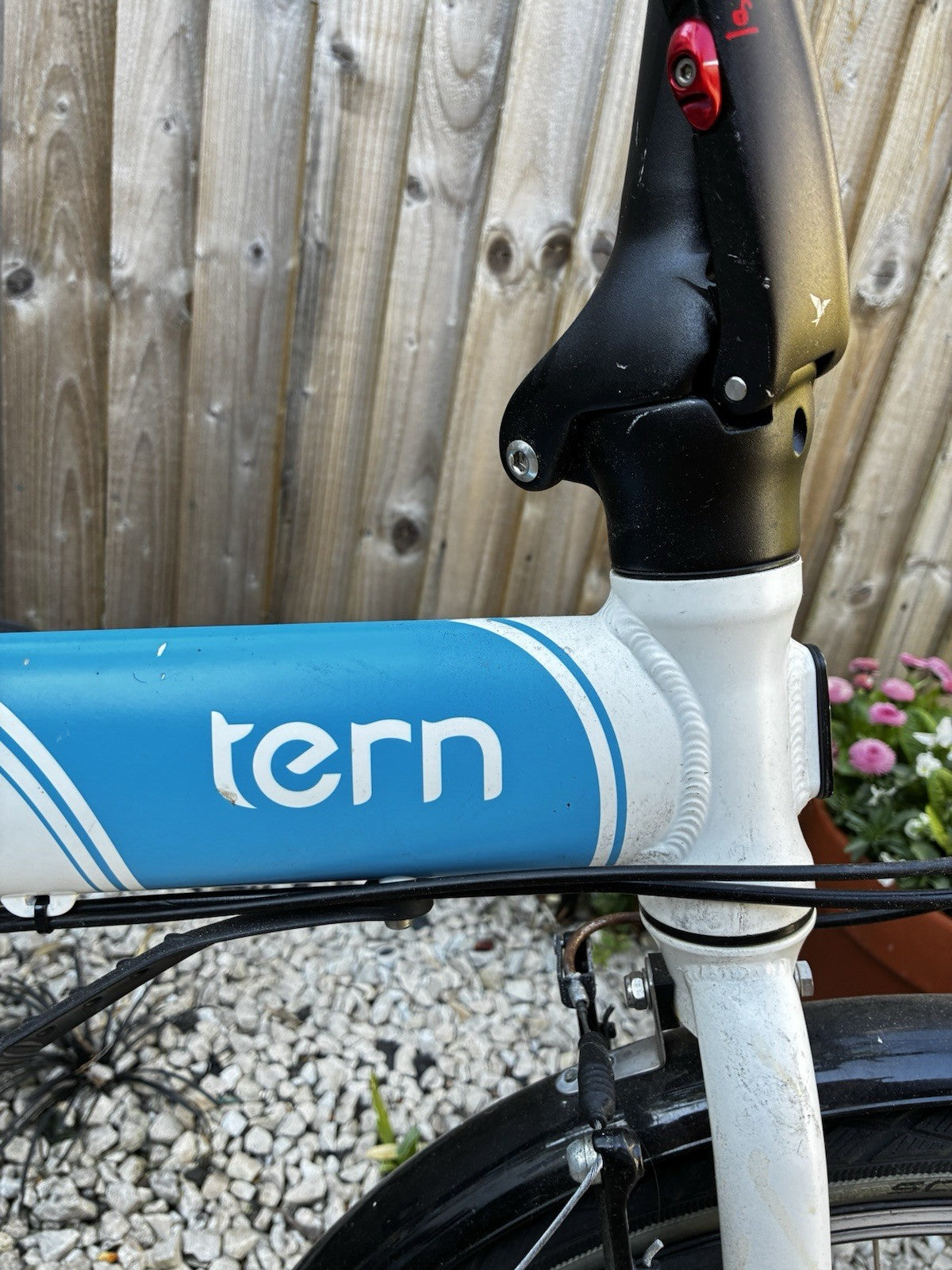 Tern Link D8 Aluminium Folding Bike With Pump. Lightweight And Compact.