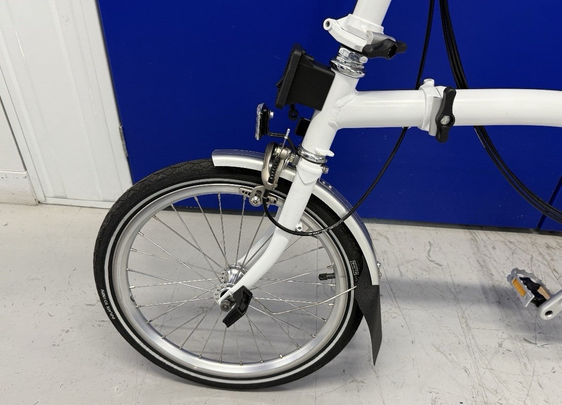 Brompton ML6 2016 folding cycle. White. 6 Speed. Mint used once!