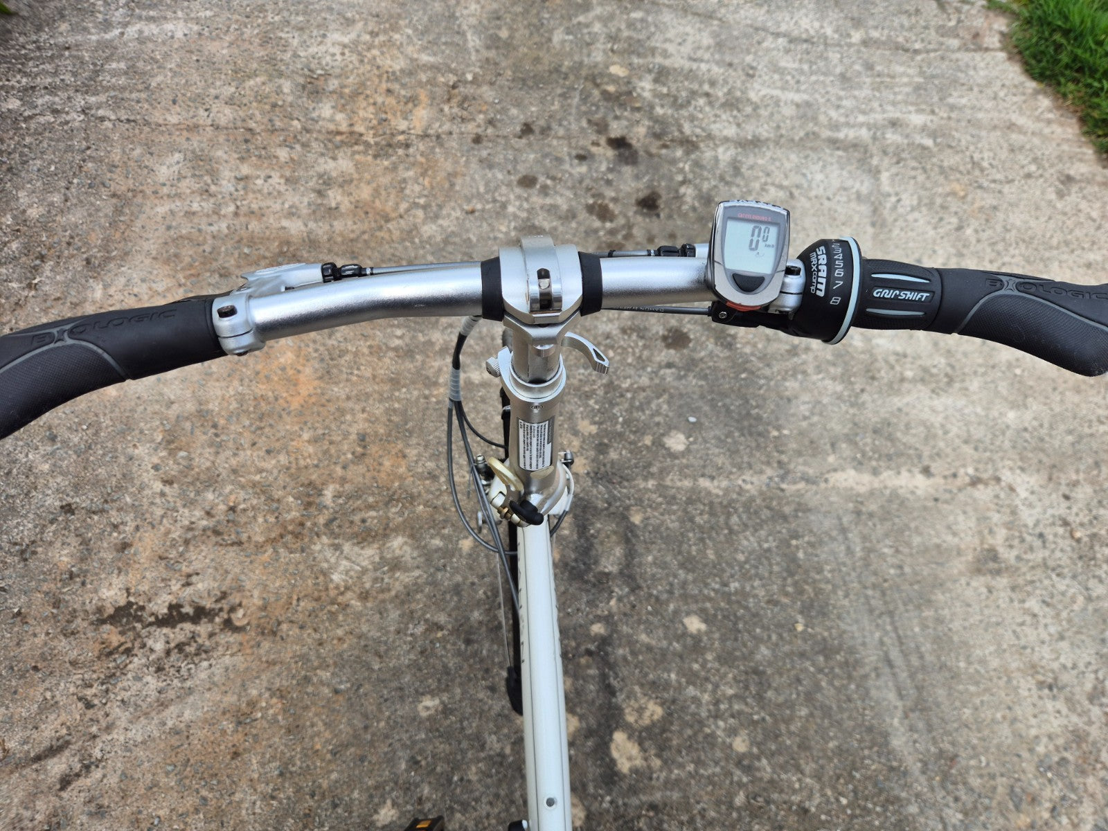 Dahon Mu P8 Folding Bike White  8 Speed 20" Wheels