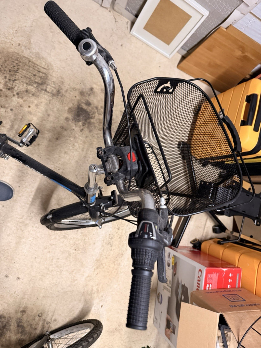 2 X Classic saker folding bikes + bike floor pump