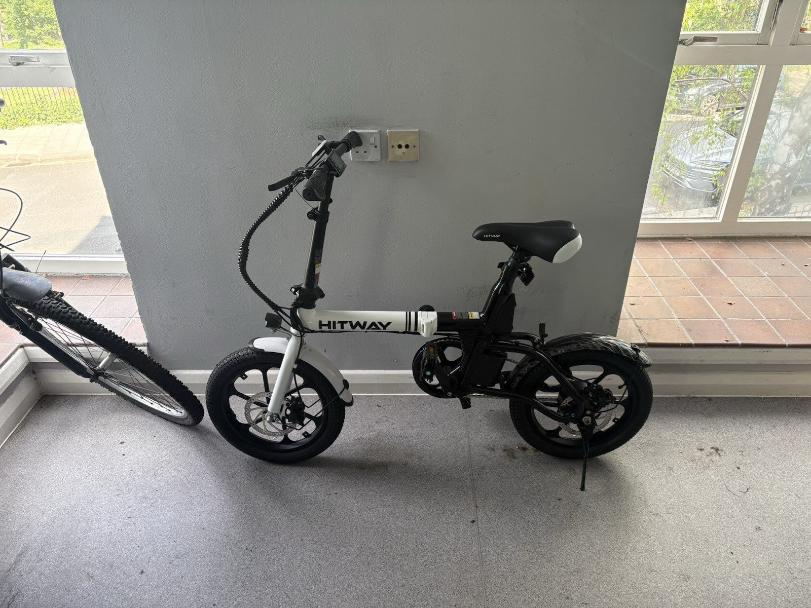 White BK35 HITWAY Bike