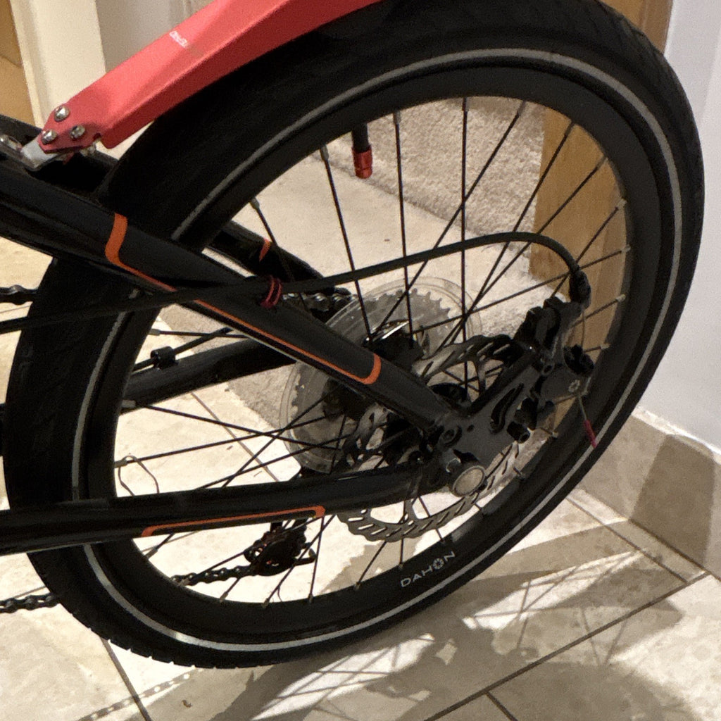 Dahon D8 20in Folding Bike 8-Speed Mechanical Disc, Mudguards, Black/Red