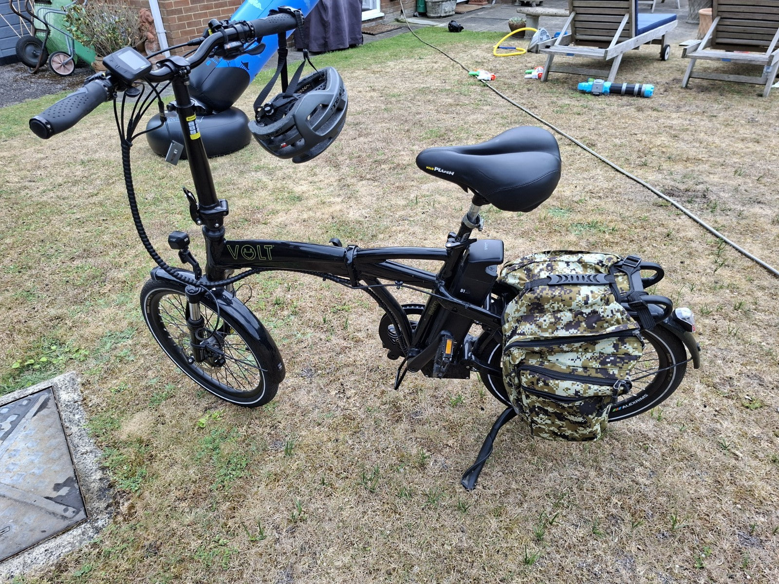 Volt metro ~ Black Folding Bike ~ plus extras! only done 470 miles! (EN15194)