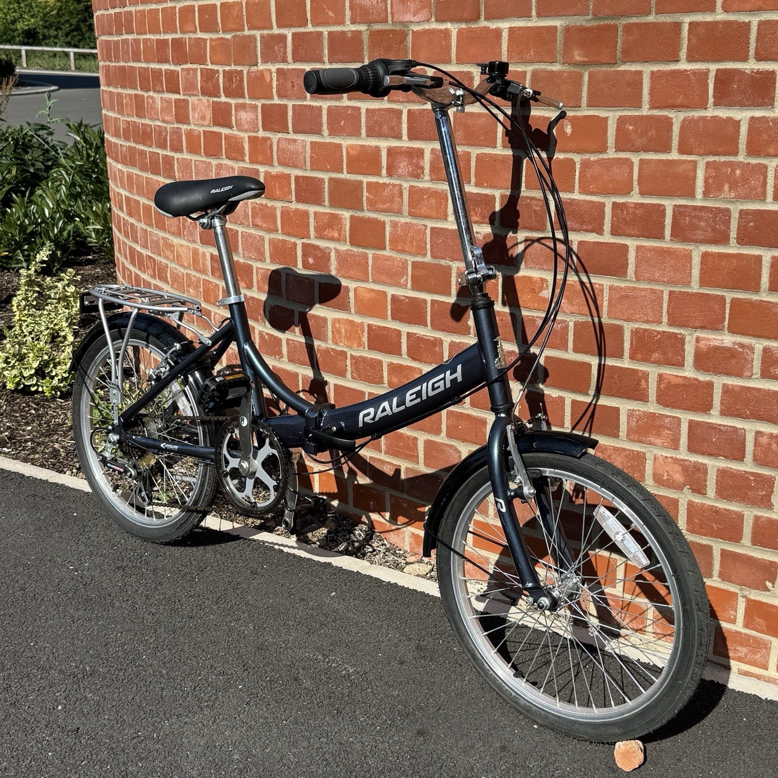 Raleigh Swift Aluminium Folding Bike Adults Compact 20” Wheels with Rack, Gears