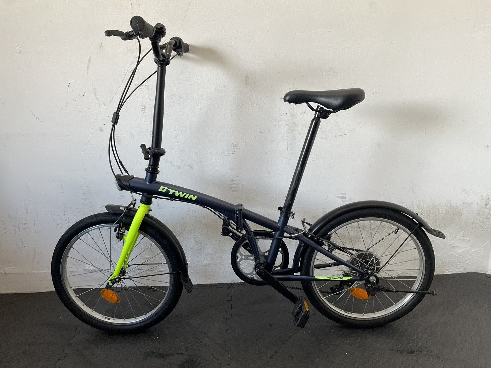 B Twin Tilt 120 Folding Bike 20 Inch Wheels. 6 Speed Matt Navy And Neon.