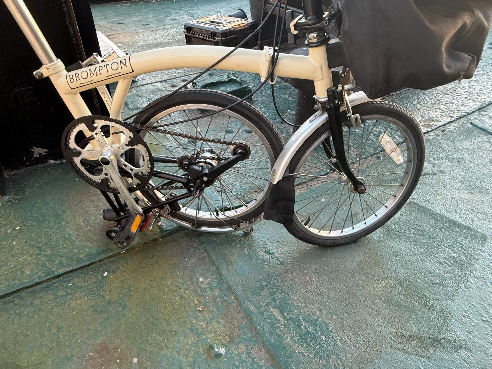 2 Bromptons. 1 x   Navy 6 Speed DYNAMO Light 1 x cream 5 speed.
