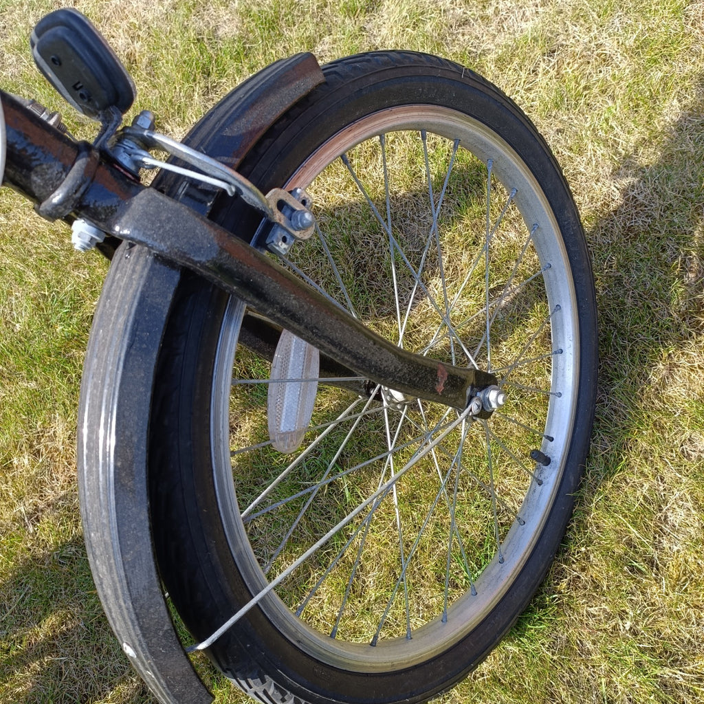 Folding Bicycle, Adults size 20 inch wheels condition used. Collection only!