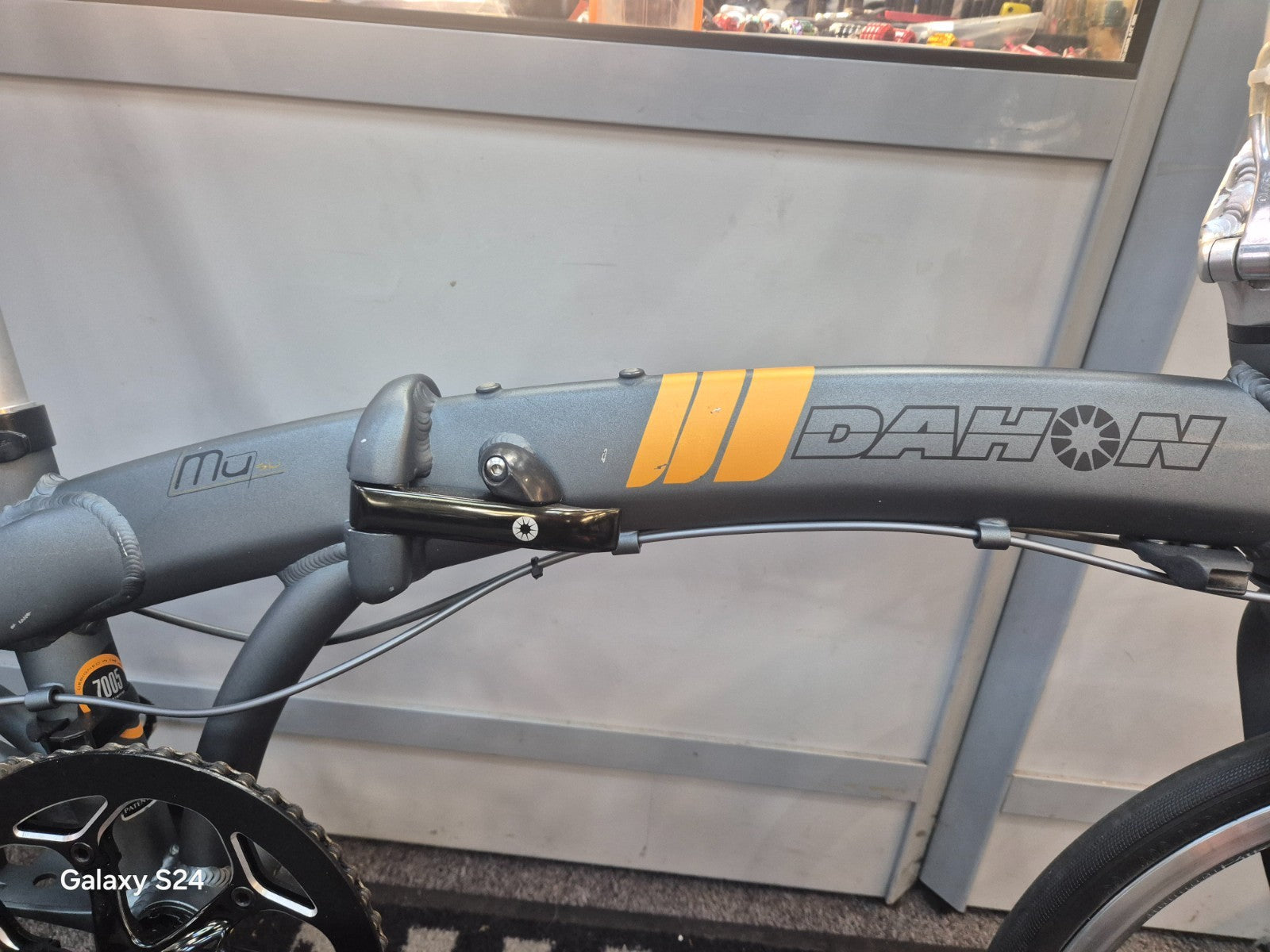 DAHON FOLING BIKE. VERY LIGHT, WITH CARRY BAG - Like Brompton