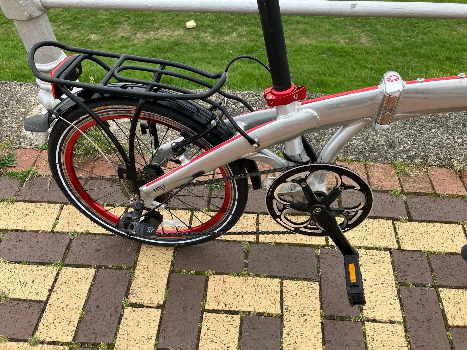Dahon Mu P8 folding bike