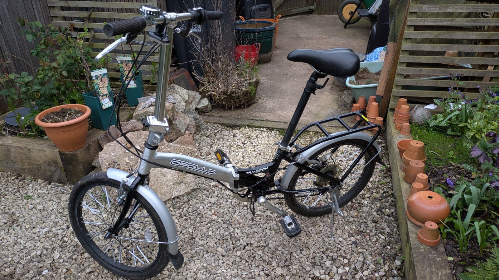 Aluminium Apollo Transition folding bike in good condition with a comfort saddle