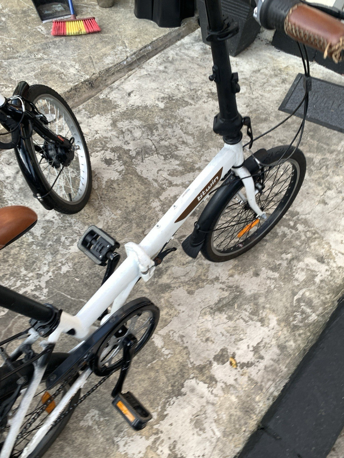 B'Twin Hoptown 7 20in Folding Bike 7-Speed White Rack Mudguards Kickstand