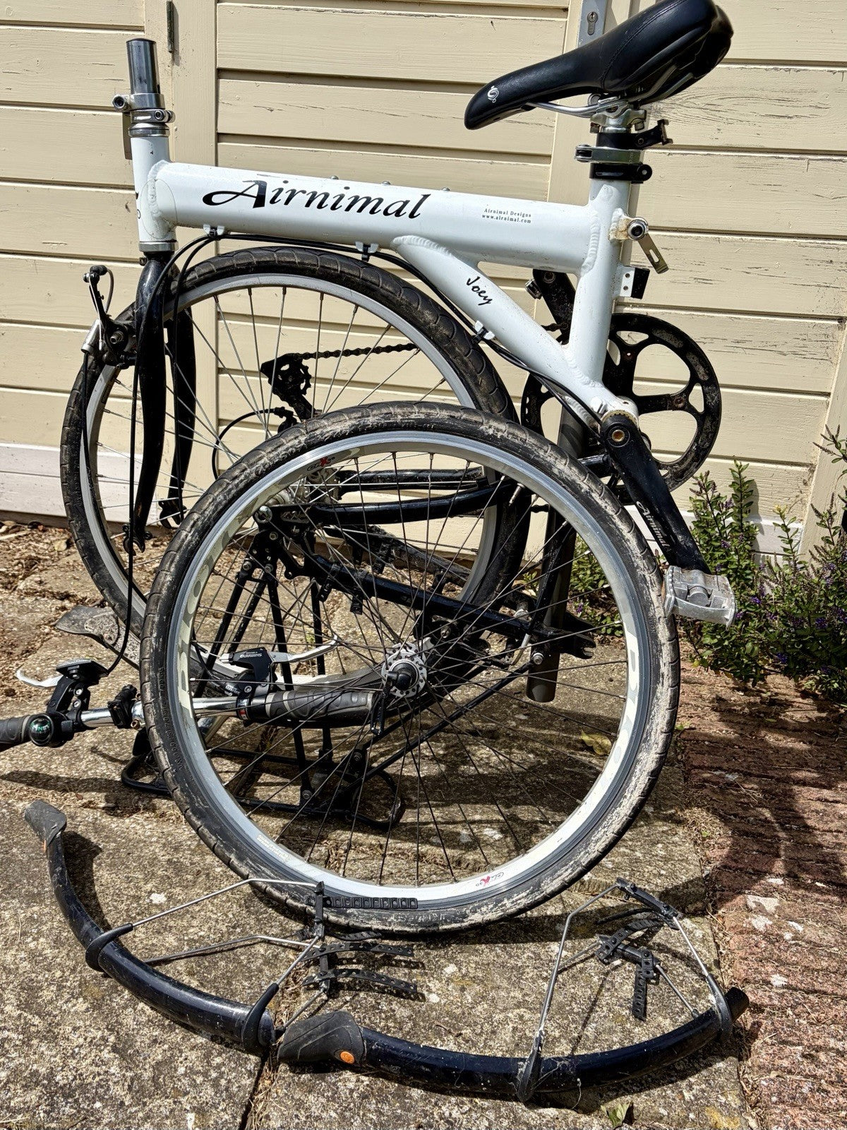 Airnimal Airnimal Joey 24in Folding Bike White/Black V-Brake Derailleur Flat Bar