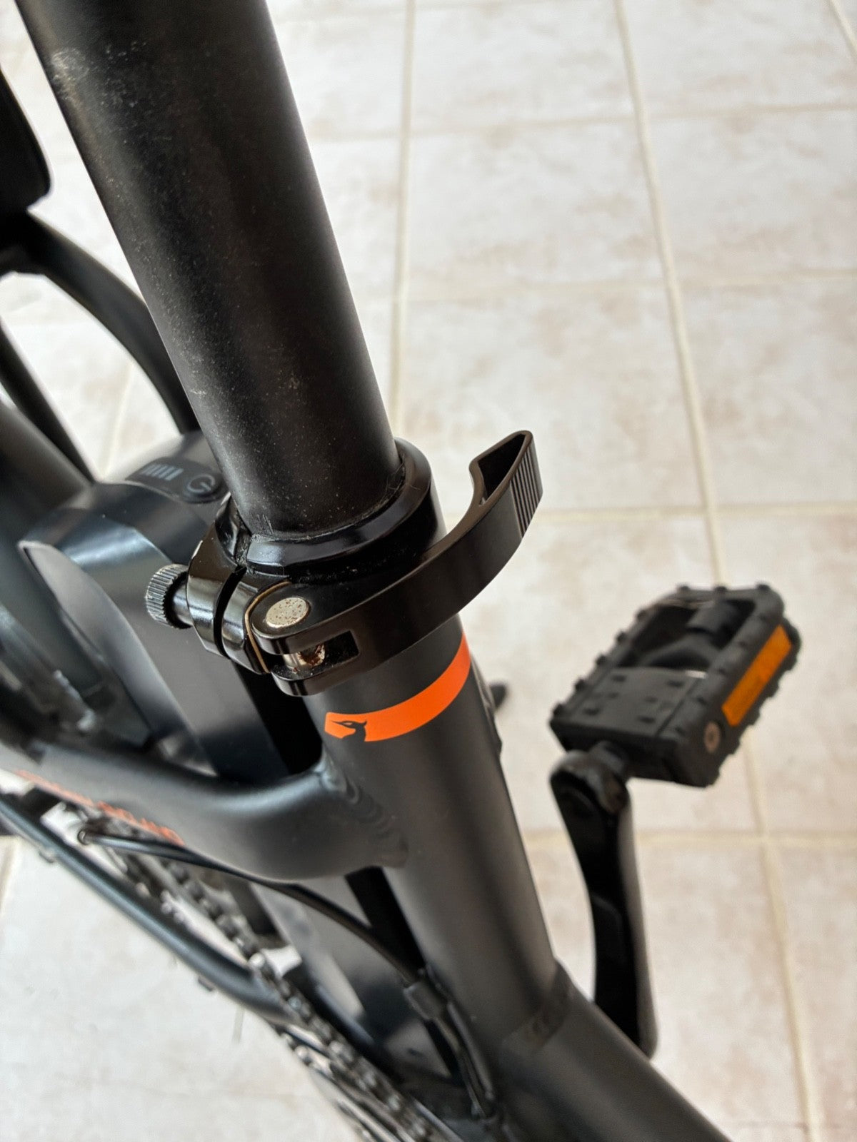 Raleigh Stow E Way Compact 8-Speed Folding E--Bike - Grey (Scratched Frame)